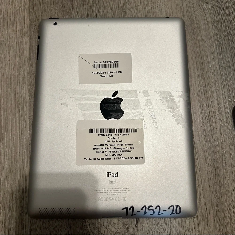 APPLE IPAD A1395 16GB Silver 2nd Gen With Charger
